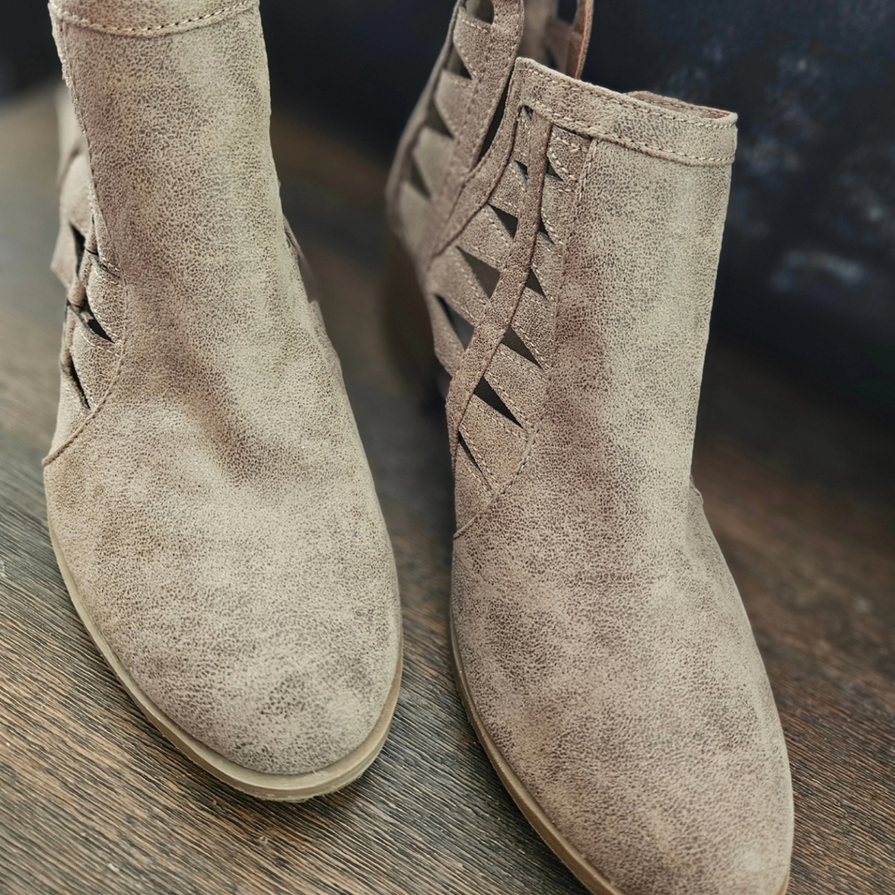 Time and Tru Boots